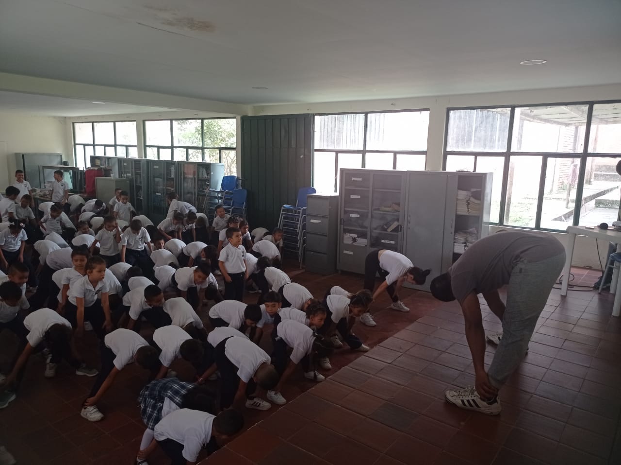 Estudiantes haciendo actividad física en el aula de clase
