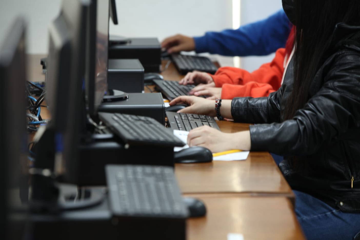 Estudiantes presentando prueba en computador