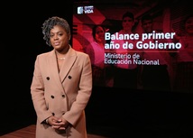 Ministra de Educación Aurora Vergara frente a imagen de primer año de gobierno