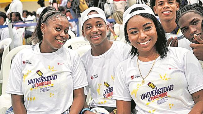 Estudiantes sonriendo con camiseta del Programa 'Universidad en Tu Territorio'
