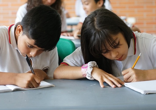 Estudiantes en salón de clase