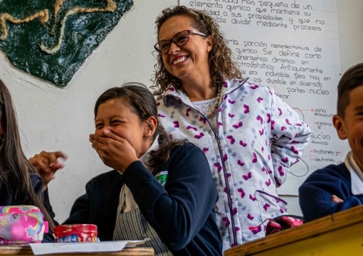 profesora con estudiantes