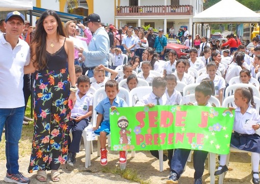 Olga Fuentes en evento de disculpas publicas comunidad educativa El Playon