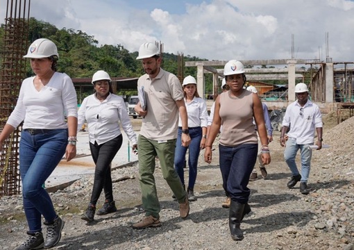 Ministra de Educación inspecciona obras en Chocó