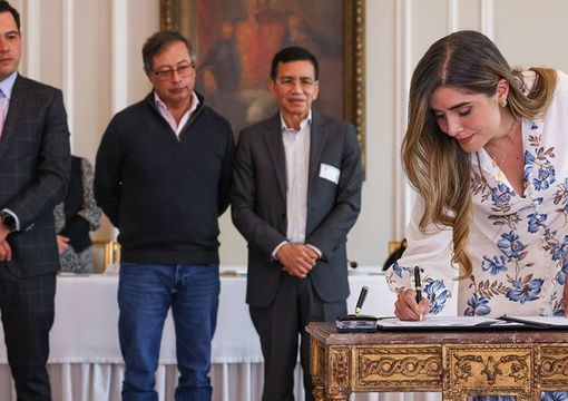 Presidenta del Fondo Nacional del Ahorro, Laura Roa firma convenio de vivienda en casa de Nariño