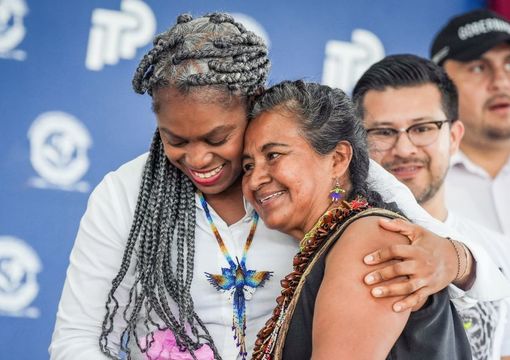 ministra Aurora Vergara junto a maestra