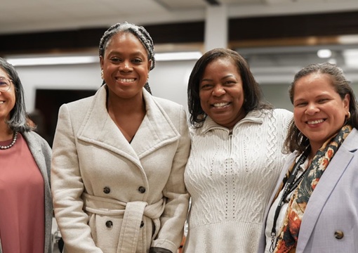 Crédito foto: de izquierda a derecha  - Binaifer Nowrojee, presidenta de Open Society Foundations. - Aurora Vergara Figueroa, ministra de Educación.  - ⁠Latanya Mapp, presidenta de Rockefeller Philanthropy Advisors. - Mónica Alemán, directora de programas de género e igualdad racial de la Fundación Ford.