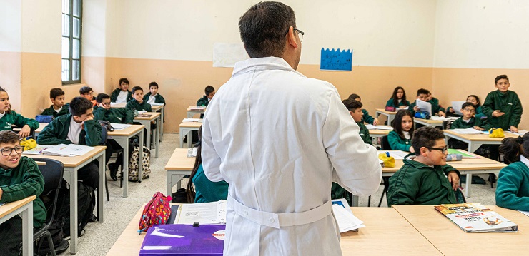 Docente en aula de clase Docente en aula de clase