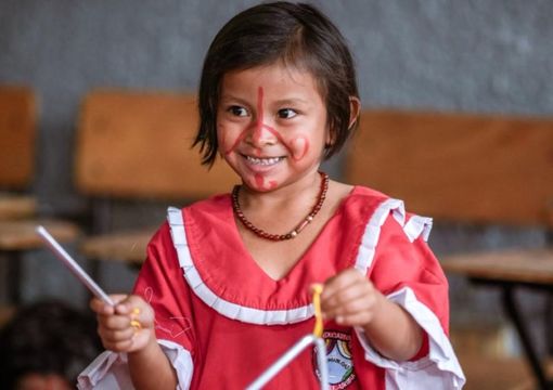 Niña estudiante sonriendo