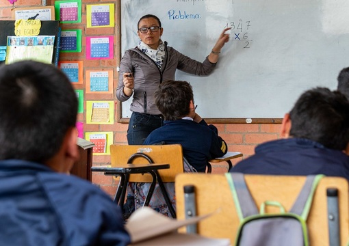 Docente en aula de clase