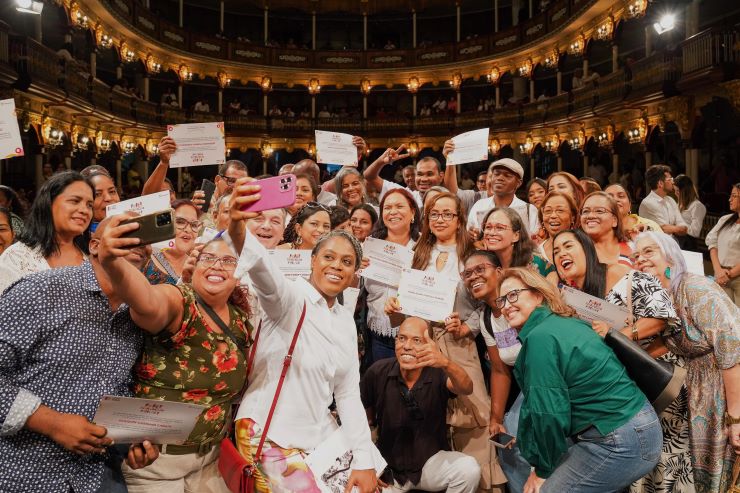 Ministra Aurora Vergara en el teatro Adolfo Mejía Ministra Aurora Vergara en el teatro Adolfo Mejía