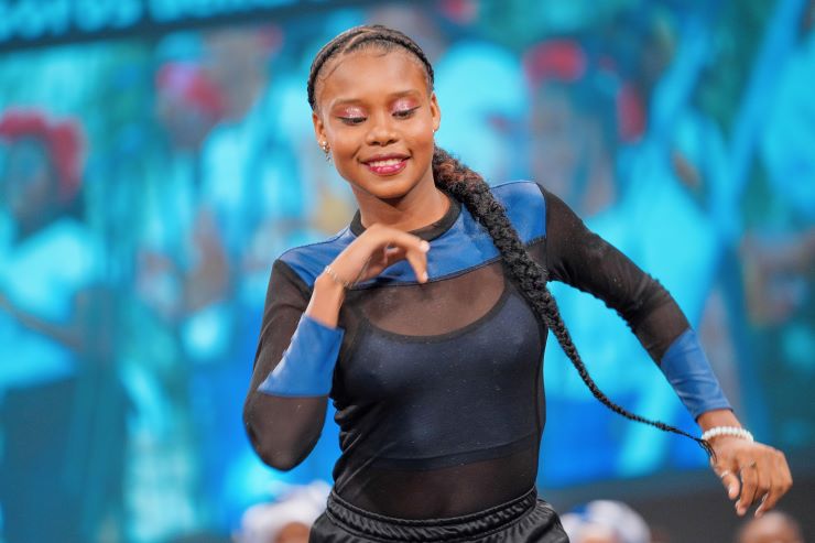 Niña danzando en el reconocimiento a las 173 maestros y maestras Niña danzando en el reconocimiento a las 173 maestros y maestras