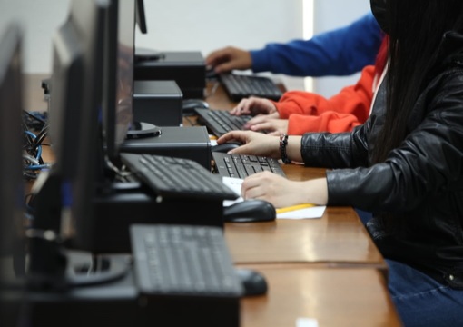 Jóvenes presentando prueba de Estado en computador