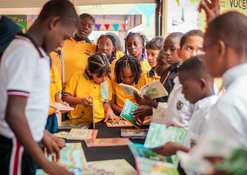 Estudiantes en la feria flecho de lectura y escritura en choco