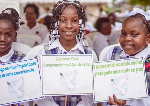 Estudiantes promoviendo la paz