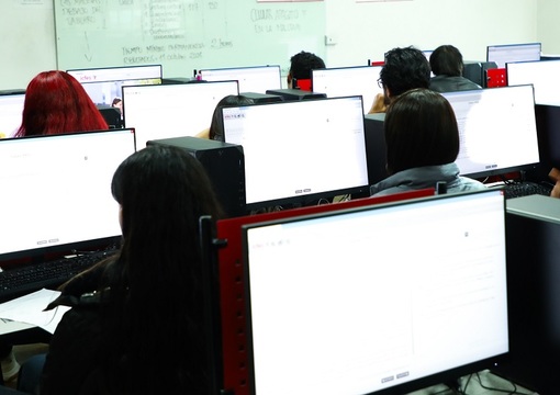 Estudiantes presentando pruebas de estado en computador