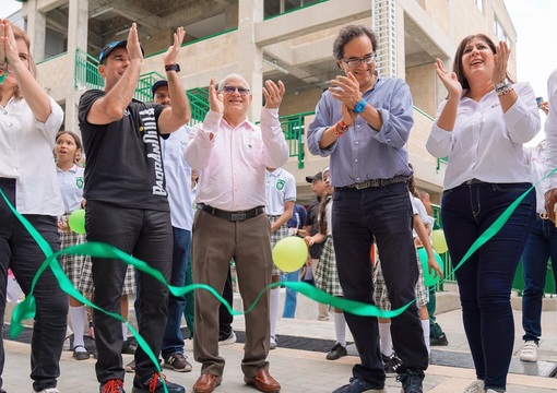 Desanude de cinta en la entrega de la IED Isaac Newton de Barranquilla.