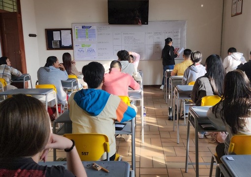 Jóvenes de bachillerato presentando las Pruebas Saber 11