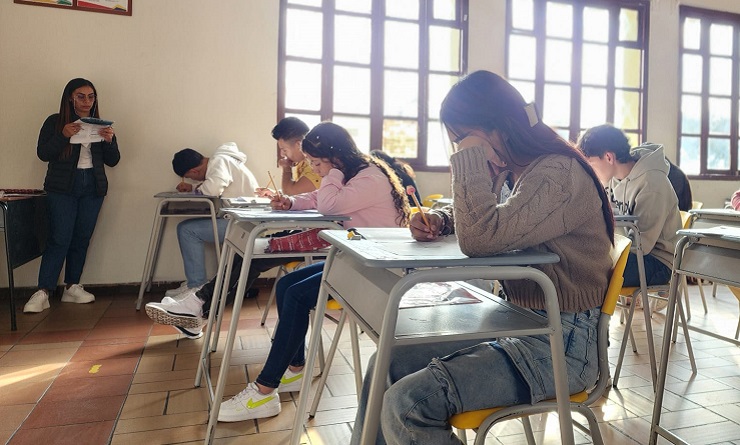 Jóvenes de bachillerato presentando las Pruebas Saber 11