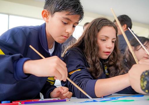 Estudiantes pintando