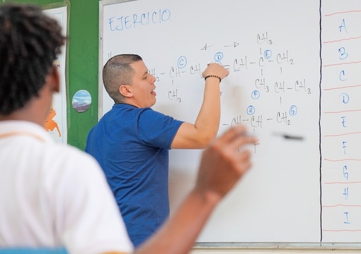 profe en clase con estudiante