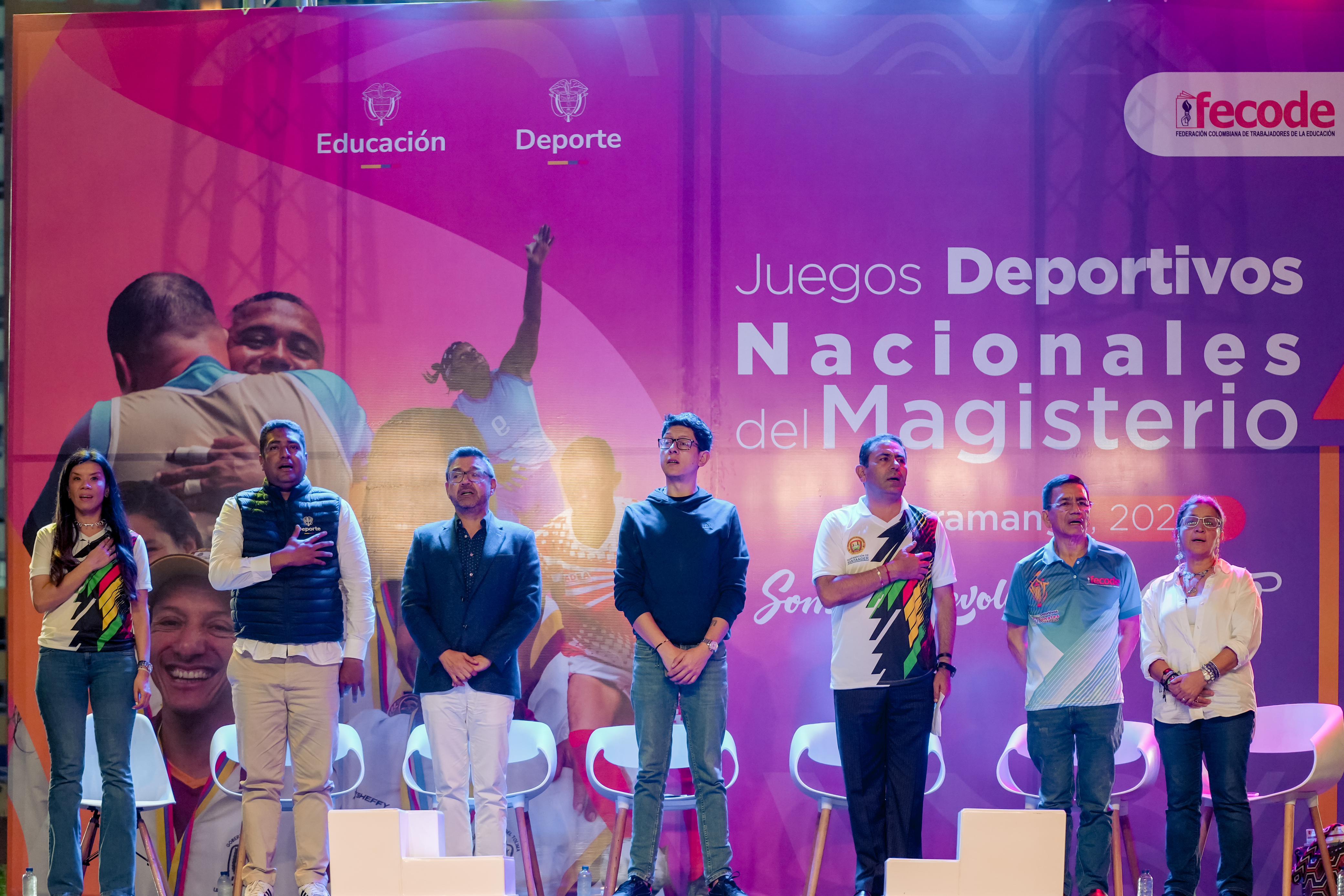 Ministro de Educación Daniel Rojas, Director de Fomento del Ministerio del Deporte, Carlos Aníbal Peralta Carrillo, presidente de Fecode, Domingo José Ayala, y el gobernador de Santander en la inauguración de los juegos deportivos del Magisterio en Bucaramanga