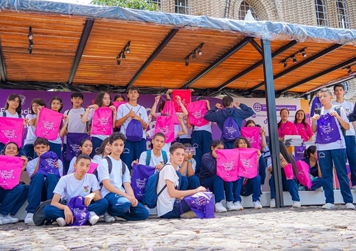 Niños del departamento de Antioquia recibiendo información clave sobre los servicios, programas y estrategias del Ministerio de Educación.