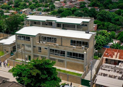 a Insitu​ción Educativa Isaac Newton, en Barranquilla, es uno de los colegios nuevos y ampliados entregados.