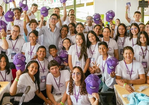 Ministro de Educacion con estudiantes del Campamento Semillas de Paz