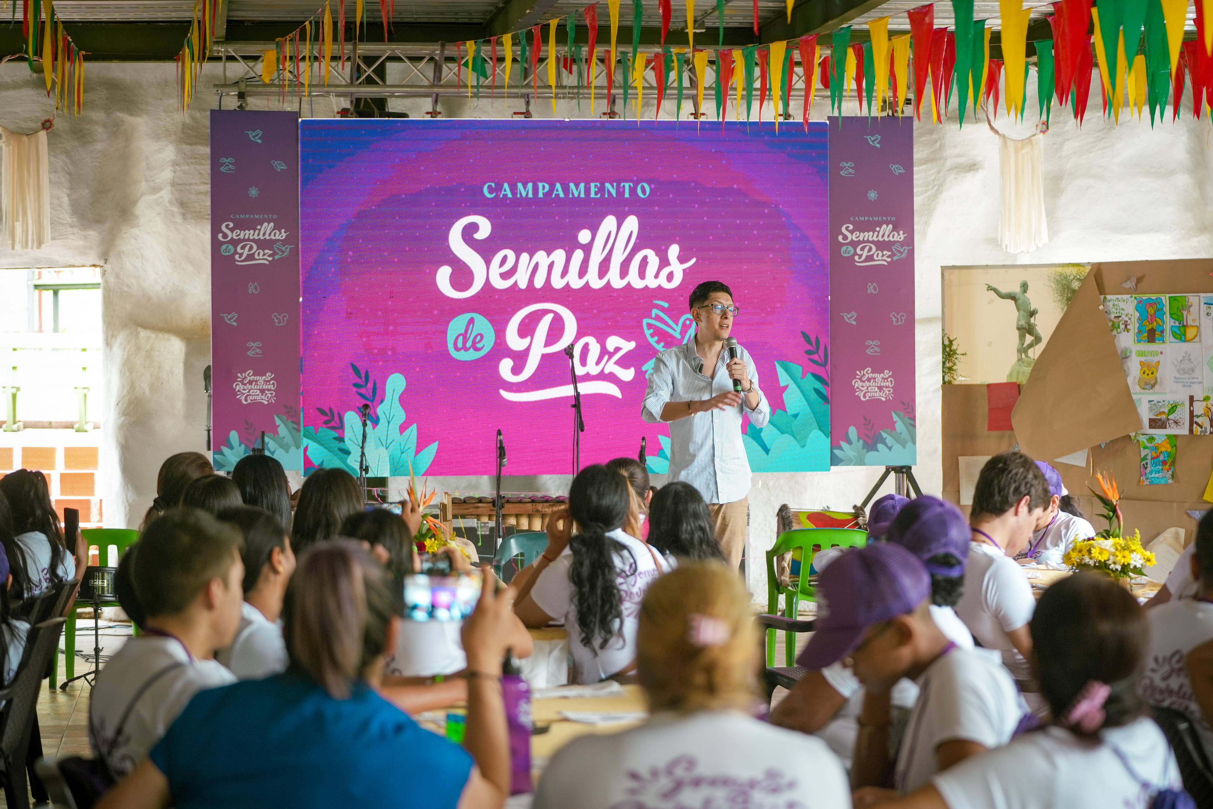 Ministro Daniel Rojas dando un saludo a los estudiantes en el Campamento Semillas de Paz Ministro Daniel Rojas dando un saludo a los estudiantes en el Campamento Semillas de Paz