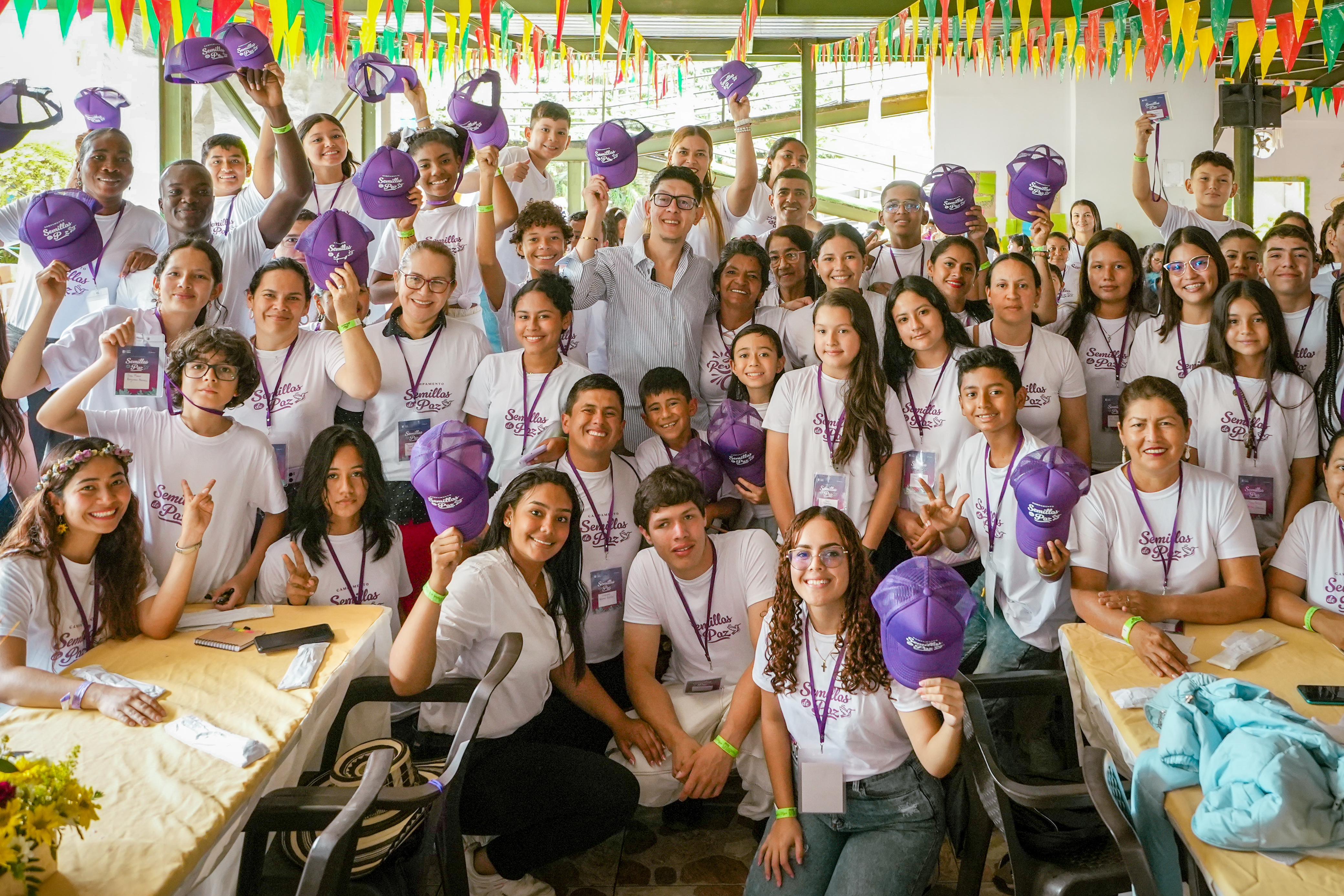 Ministro de Educacion con estudiantes del Campamento Semillas de Paz Ministro de Educacion con estudiantes del Campamento Semillas de Paz