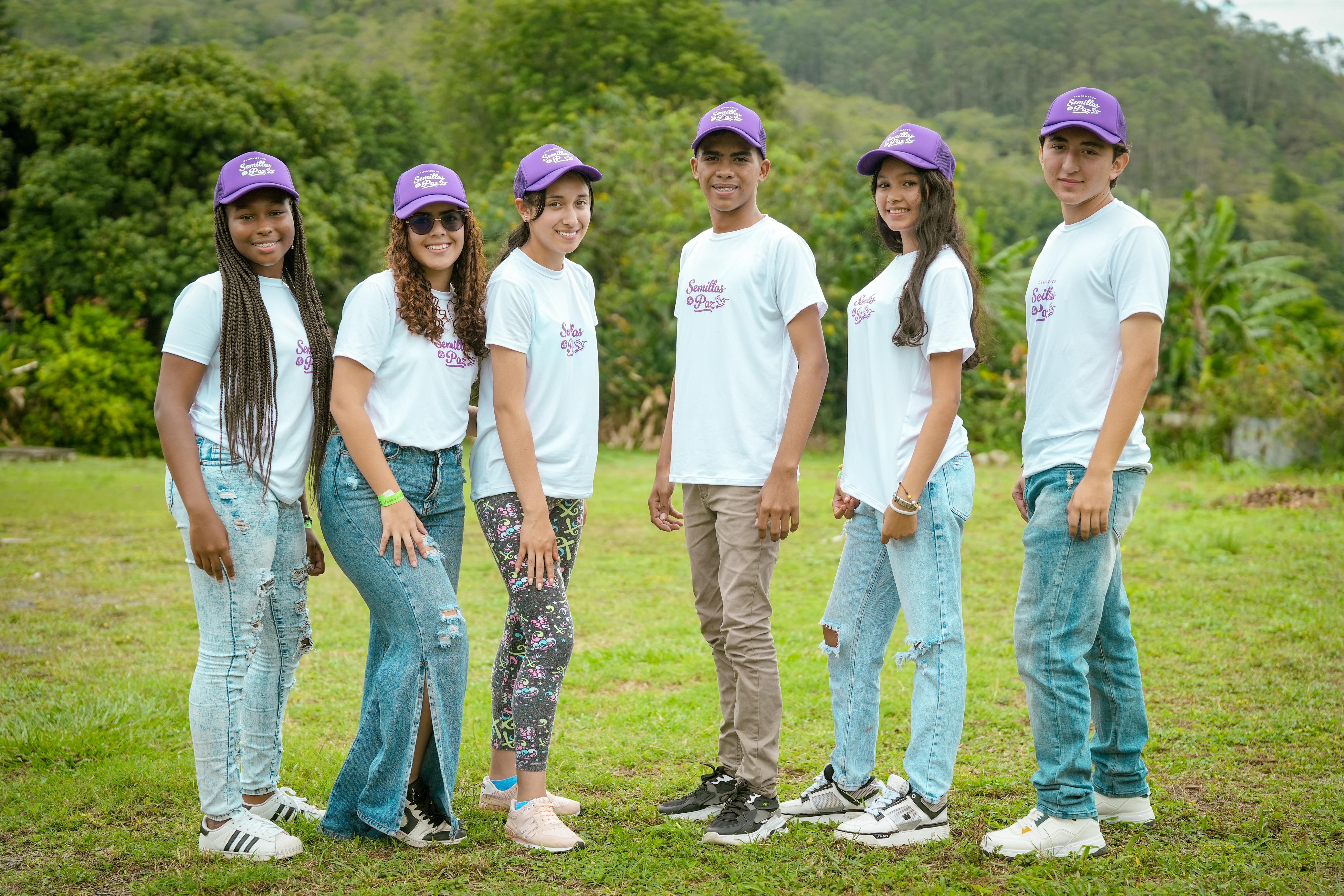 Estudiantes de diferentes regiones del pais en el Campamento Semillas de PAz Estudiantes de diferentes regiones del pais en el Campamento Semillas de PAz