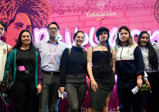 Kei Linch con jóvenes que aspiran a Puedo Estudiar