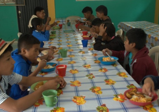 Niños del Cauca recibiendo alimentación escolar