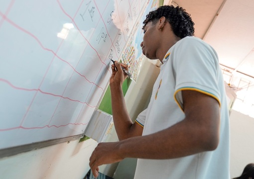 Estudiante IE Eustaquio Palacios Norte de Santander en tablero