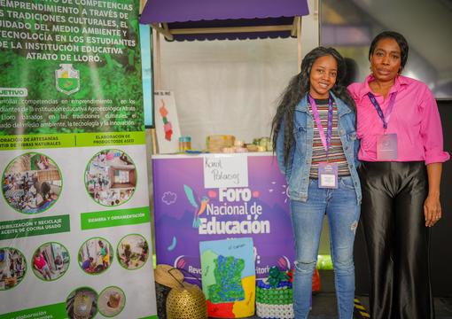 Profesora del Choco con estudiante representando a su region en el Foro Nacional de Educacion