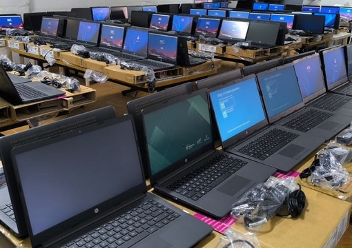 Equipos de cómputo entregados a la comunidad educativa en El Bagre. Salón con profesores