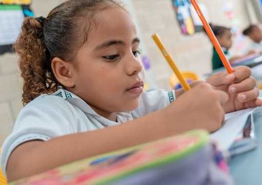 Estudiante escribiendo