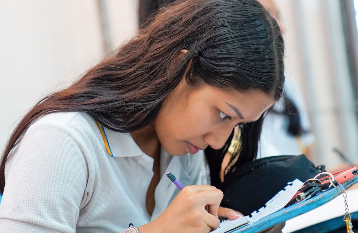 Estudiante escribiendo Estudiante escribiendo