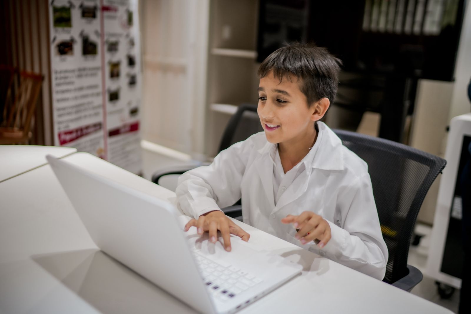 Estudiante en un computador Estudiante en un computador