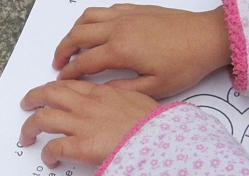 Foto de manos de estudiante leyendo en braile