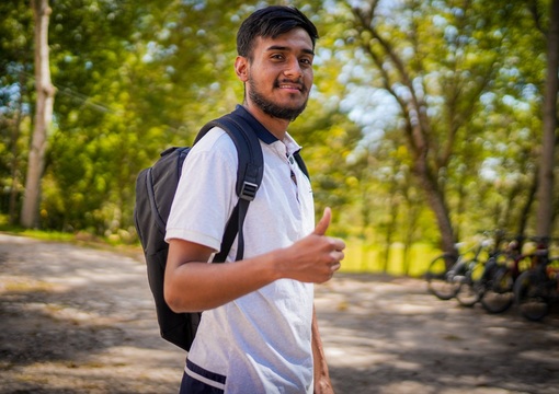 Docente rural haciendo ok con a mano