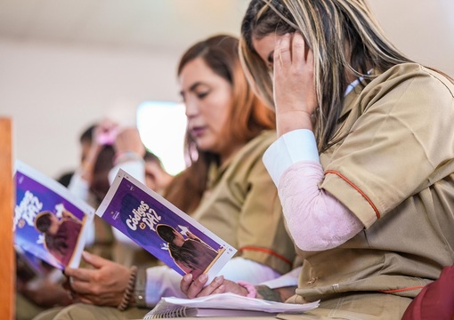 Dos mujeres con folletos de Códigos de Paz