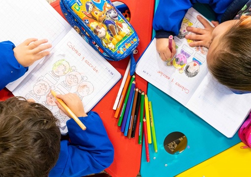Estudiantes en clase con materiales educativos