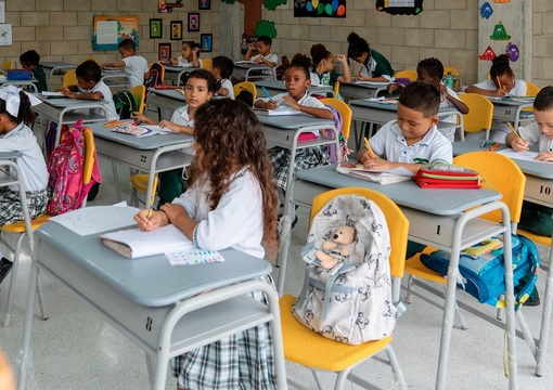 Estudiantes en aula de clase con nuevo mobiliario