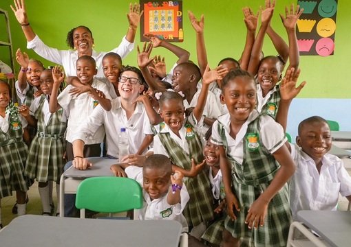 Ministro Daniel Rojas acompañado de niños en salón de clase