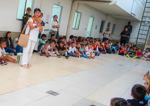 Viceministra Gloria Carrasco da la bienvenida a los estudiantes que inician su año escolar
