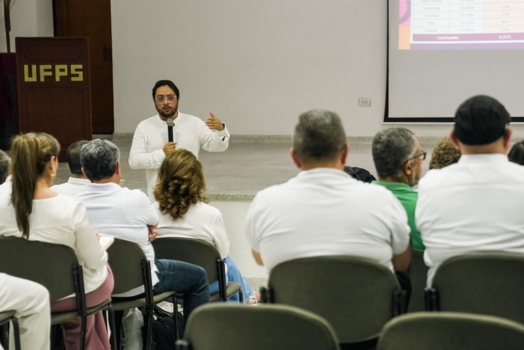 Viceministro Ricardo Moreno ante auditorio en la universidad Francisco José de Paula, en Cúcuta