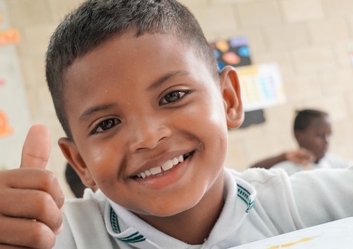 Niño estudiante en aula de clase