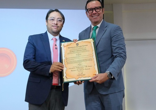 Viceministro Ricardo Moreno entrega reconocimiento a rector UTS